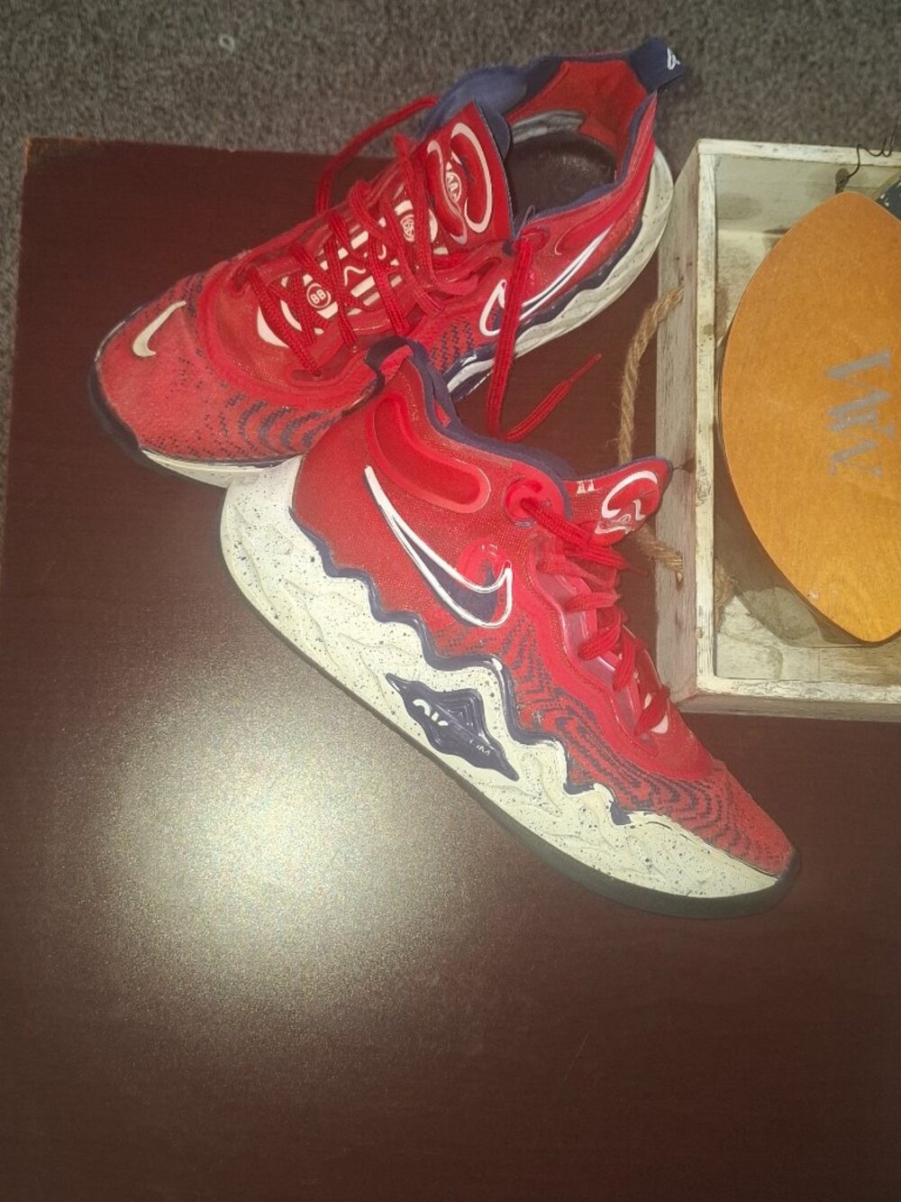 Boys size 6 1/5 nikes